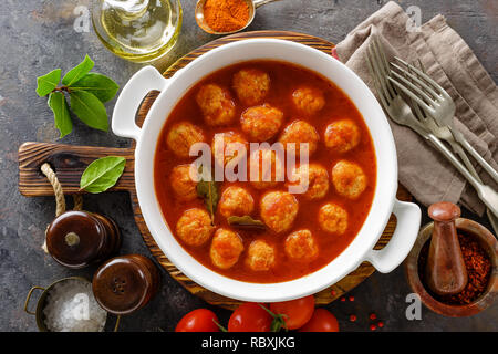 Des boulettes de viande en sauce tomate Banque D'Images