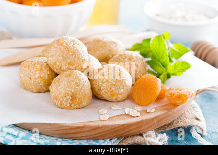 Boules d'avoine avec du miel, d'abricot et de banane, dessert végétalien sain Banque D'Images