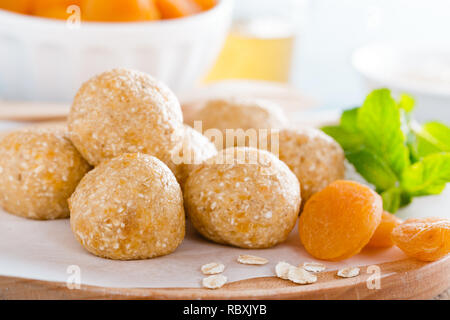 Boules d'avoine avec du miel, d'abricot et de banane, dessert végétalien sain Banque D'Images