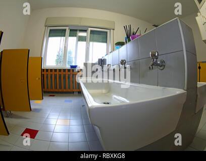 À l'intérieur d'une salle de bains avec une grande école maternelle éviers en céramique Banque D'Images