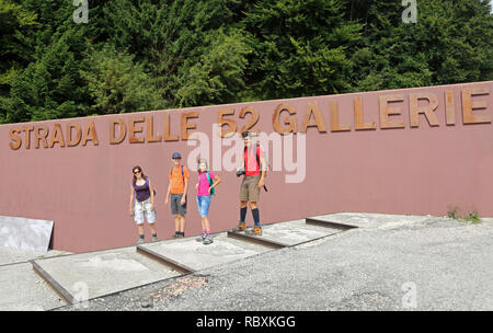 Début de la célèbre route de la galerie aussi appelée Strada delle 52 Galerie en langue italienne avec une famille et le grand texte dans le Nord de l'Italie Banque D'Images