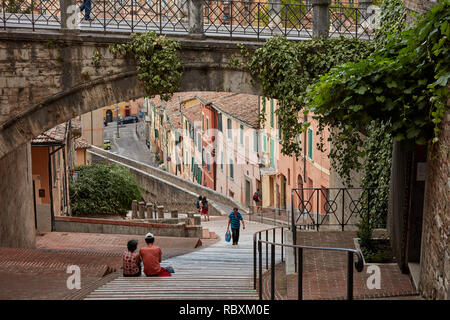 Pérouse, Italie - 15 août 2018 : Les gens se reposant sous l'arche de l'Aqueduc. Il a été construit dans la fin du 13e siècle, probablement au moment de la Banque D'Images