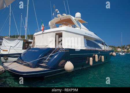 Yacht de luxe amarrés à Fiskardo, nord de l'île de Céphalonie, Grèce Banque D'Images