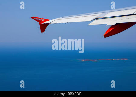 Vue d'une fenêtre d'Easyjet, laissant l'aéroport d''Argostoli, Kefalonia recherche sur Vardiani island (ou l'île de lapin) Banque D'Images