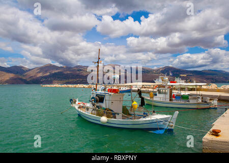 Les bateaux de pêche amarrés à Lixouri, Kefalonia, Grèce, juillet. Banque D'Images