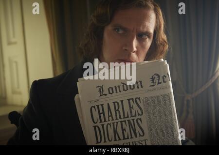 Film Original Titre : L'HOMME QUI A INVENTÉ NOËL. Titre en anglais : L'HOMME QUI A INVENTÉ NOËL. Année : 2017. BHARAT NALLURI Directeur :. Stars : DAN STEVENS. Credit : PARALLÈLE FILMS / Album Banque D'Images