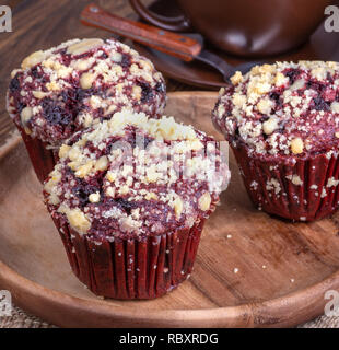 Libre de Red Velvet cupcakes au chocolat sur une plaque de bois Banque D'Images