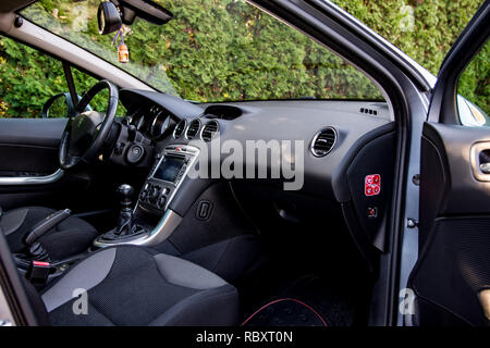 Belgrade, Serbie - 11.21.2018 / images de l'intérieur d'une Peugeot 308 HDI, stationné sur le chemin Mountain, près de la forêt. Joli design d'une planche de bord Banque D'Images