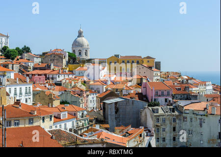 Les toits rouges des maisons anciennes dans le quartier d'Alfama à Lisbonne, Portugal. Banque D'Images