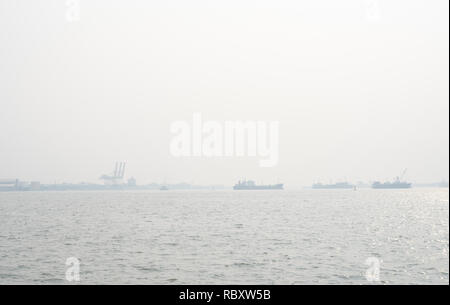 La pollution de l'air à l'embarcadère. Mauvaise qualité de l'air rempli de la poussière causes de maladies respiratoires. Le réchauffement du problème de la pollution atmosphérique. La p Banque D'Images