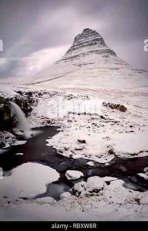 Kirkjufell montagne couverte de neige en hiver, et vue sur la cascade et la rivière. Péninsule de snæfellsnes, l'Islande. Banque D'Images