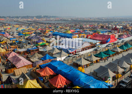 Une vue aérienne de la tentes temporaires pour les pèlerins au Kumbh Mela. Banque D'Images