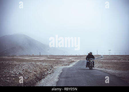 Deux hommes asiatiques riding et quatre roues motrices voiture comment les suivre sur route de campagne à Leh ville avec himalaya mountain contexte à Lada Banque D'Images