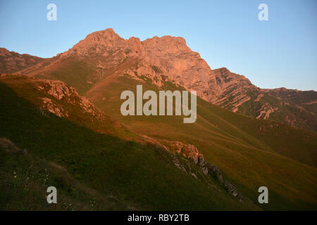 Beau lever de soleil sur le mont Khoustoup, Arménie. Teinte orange sur les montagnes à l'aube Banque D'Images