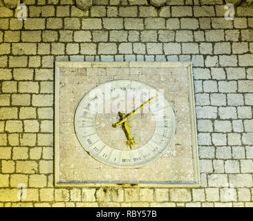 L'horloge du 16ème siècle avec des mains d'or et en chiffres romains sur le mur de pierre de l'hôtel de ville la nuit. Krk, Croatie Banque D'Images