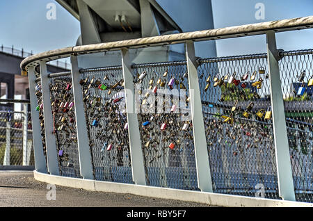 Rotterdam, Pays-Bas, le 31 août 2016 : Rijnhaven, pont reliant la jetée de Wilhelmina et Katendrecht polular, est un endroit pour fixer les verrous d'amour Banque D'Images