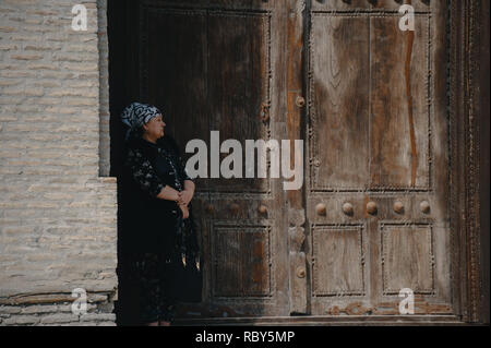 Peuple ouzbek sur les petites rues de la vieille ville de Boukhara, Ouzbékistan. Banque D'Images