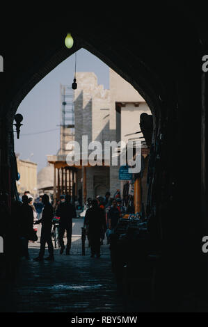 Peuple ouzbek sur les petites rues de la vieille ville de Boukhara, Ouzbékistan. Banque D'Images