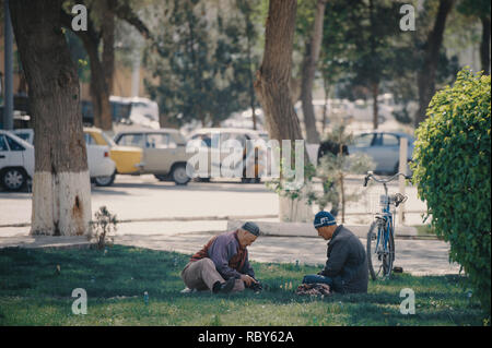 Peuple ouzbek sur les petites rues de la vieille ville de Boukhara, Ouzbékistan. Banque D'Images