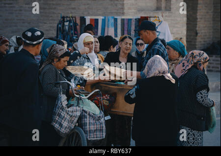 Peuple ouzbek sur les petites rues de la vieille ville de Boukhara, Ouzbékistan. Banque D'Images