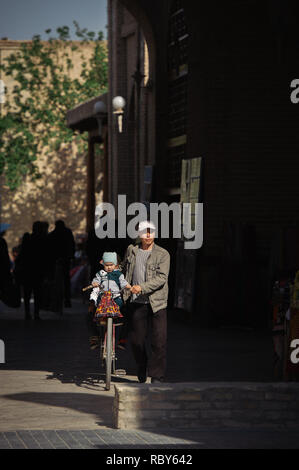 Peuple ouzbek sur les petites rues de la vieille ville de Boukhara, Ouzbékistan. Banque D'Images