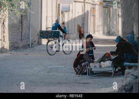 Peuple ouzbek sur les petites rues de la vieille ville de Boukhara, Ouzbékistan. Banque D'Images