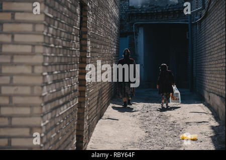 Peuple ouzbek sur les petites rues de la vieille ville de Boukhara, Ouzbékistan. Banque D'Images