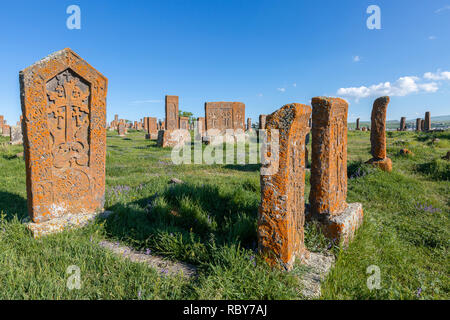 Tombes anciennes et headtsones dans le cimetière historique de Noratous en Arménie. Banque D'Images