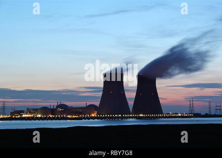 Une grande centrale électrique nucléaire près d'une rivière en Belgique. Banque D'Images