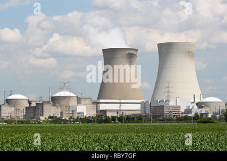 Une grande centrale électrique nucléaire près d'une rivière en Belgique. Banque D'Images