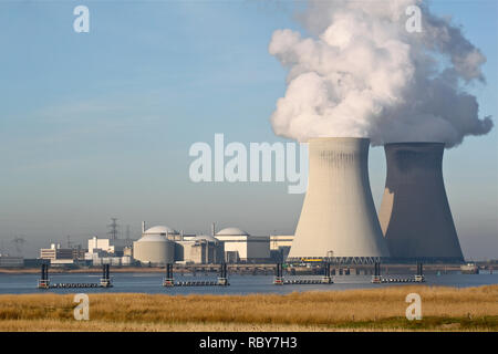 Une grande centrale électrique nucléaire près d'une rivière en Belgique. Banque D'Images