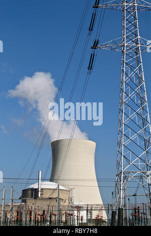 Une grande centrale électrique nucléaire près d'une rivière en Belgique. Banque D'Images