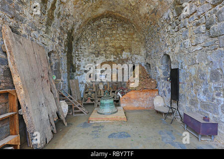 L'une des salles de l'intérieur de l'Église apostolique arménienne et monastère de Tatev Syunik en Arménie. Banque D'Images
