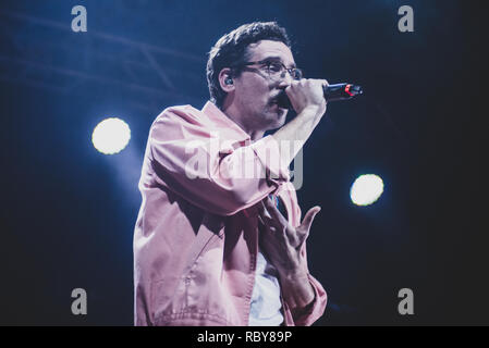 Venaria, Italie. Jan 12, 2019. Le rappeur italien Willie Peyote, vrai nom Bruno Guglielmo, l'exécution en direct sur scène pour son "indrome Toret di' tour à Venaria. Credit : Alessandro Bosio/Pacific Press/Alamy Live News Banque D'Images