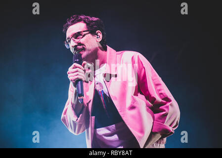 Venaria, Italie. Jan 12, 2019. Le rappeur italien Willie Peyote, vrai nom Bruno Guglielmo, l'exécution en direct sur scène pour son "indrome Toret di' tour à Venaria. Credit : Alessandro Bosio/Pacific Press/Alamy Live News Banque D'Images