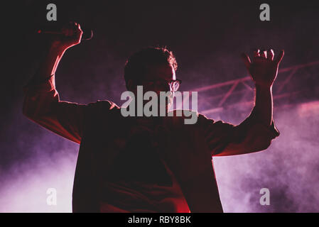 Venaria, Italie. Jan 12, 2019. Le rappeur italien Willie Peyote, vrai nom Bruno Guglielmo, l'exécution en direct sur scène pour son "indrome Toret di' tour à Venaria. Credit : Alessandro Bosio/Pacific Press/Alamy Live News Banque D'Images