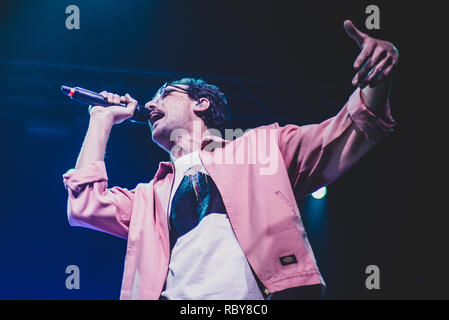 Venaria, Italie. Jan 12, 2019. Le rappeur italien Willie Peyote, vrai nom Bruno Guglielmo, l'exécution en direct sur scène pour son "indrome Toret di' tour à Venaria. Credit : Alessandro Bosio/Pacific Press/Alamy Live News Banque D'Images