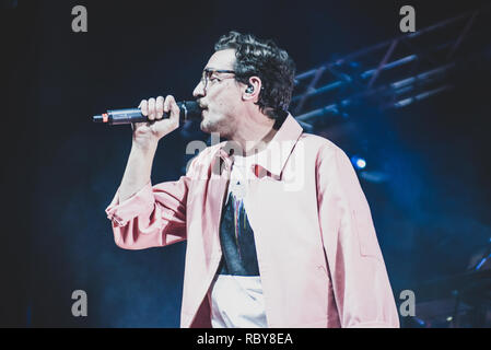 Venaria, Italie. Jan 12, 2019. Le rappeur italien Willie Peyote, vrai nom Bruno Guglielmo, l'exécution en direct sur scène pour son "indrome Toret di' tour à Venaria. Credit : Alessandro Bosio/Pacific Press/Alamy Live News Banque D'Images