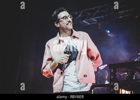 Venaria, Italie. Jan 12, 2019. Le rappeur italien Willie Peyote, vrai nom Bruno Guglielmo, l'exécution en direct sur scène pour son "indrome Toret di' tour à Venaria. Credit : Alessandro Bosio/Pacific Press/Alamy Live News Banque D'Images