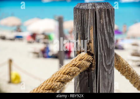 Corde sur front de mer sur la plage de jour solaire Banque D'Images