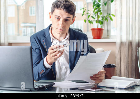 Agent Man holding a toy voiture et les documents d'enregistrement de la voiture à l'office. Le concept de l'achat et vente de voitures de transport Banque D'Images