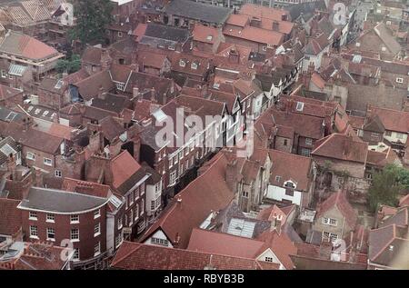 Stonegate et bâtiments historiques environnants vu de la cathédrale de York en 1991 Vue aérienne de Stonegate et bâtiments historiques de la cathédrale de York 1991. Banque D'Images