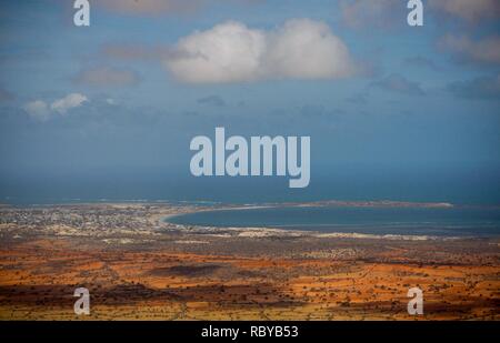 La SOMALIE, Kismayo : une brochure photo publiée par l'Union africaine et l'équipe de support d'information des Nations Unies 04 octobre, montre une vue aérienne du sud de la ville portuaire de Kismayo en Somalie. Le dernier bastion de la craignait autrefois affiliés à Al-qaïda groupe extrémiste Al Shabaab, Kismayo ont diminué après les troupes de l'armée nationale somalienne (SNA) et le gouvernement pro-Kimboni Ras milita Brigade soutenue par le contingent kenyan de la Mission de l'Union africaine en Somalie (AMISOM) sont entrés dans la ville portuaire le 02 octobre après deux mois d'exploitation dans le sud de la Somalie qui a vu la libération de villages et cen Banque D'Images