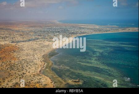 La SOMALIE, Kismayo : une brochure photo publiée par l'Union africaine et l'équipe de support d'information des Nations Unies 04 octobre, montre une vue aérienne du sud de la ville portuaire de Kismayo en Somalie. Le dernier bastion de la craignait autrefois affiliés à Al-qaïda groupe extrémiste Al Shabaab, Kismayo ont diminué après les troupes de l'armée nationale somalienne (SNA) et le gouvernement pro-Kimboni Ras milita Brigade soutenue par le contingent kenyan de la Mission de l'Union africaine en Somalie (AMISOM) sont entrés dans la ville portuaire le 02 octobre après deux mois d'exploitation dans le sud de la Somalie qui a vu la libération de villages et cen Banque D'Images