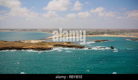 La SOMALIE, Kismayo : une brochure photo publiée par l'Union africaine et l'équipe de support d'information des Nations Unies 04 octobre, montre une vue aérienne panoramique tourné de plus de l'Océan indien du sud de la ville portuaire de Kismayo en Somalie. Le dernier bastion de la craignait autrefois affiliés à Al-qaïda groupe extrémiste Al Shabaab, Kismayo ont diminué après les troupes de l'armée nationale somalienne (SNA) et le gouvernement pro-Kimboni Ras milita Brigade soutenue par le contingent kenyan de la Mission de l'Union africaine en Somalie (AMISOM) sont entrés dans la ville portuaire le 02 octobre après deux mois d'exploitation dans le sud de la Somalie whi Banque D'Images