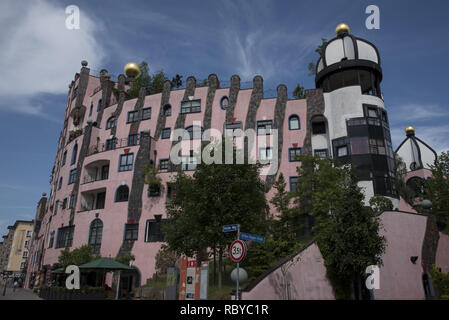 Die Grüne Zitadelle von Magdeburg a été le dernier bâtiment planifié par Friedensreich Hundertwasser et fut terminée seulement cinq ans après sa mort en 200 Banque D'Images