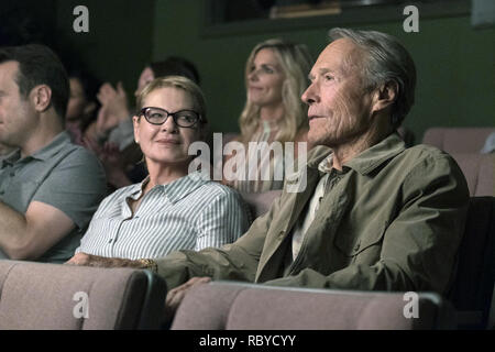 Le mulet est un film américain de 2018 produit et réalisé par Clint Eastwood, qui joue également le rôle principal. Cette photo est pour un usage éditorial uniquement et est l'auteur de la société film et/ou le photographe attribué par le film ou la société de production et ne peut être reproduite que par des publications dans le cadre de la promotion du film ci-dessus. Un crédit obligatoire pour l'entreprise de film est nécessaire. Le photographe devrait également être portés lorsqu'il est connu. Banque D'Images