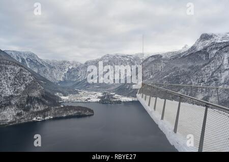 Hallstatt sky walk. Superbe vue depuis le haut du lac et montagnes enneigées. Banque D'Images