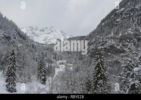 Hallstatt, Autriche en hiver entre les montagnes enneigées du Hallstatt. Vue d'en haut. Banque D'Images