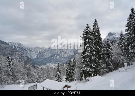 Hallstatt sky walk. Superbe vue depuis le haut du lac et montagnes enneigées. Banque D'Images